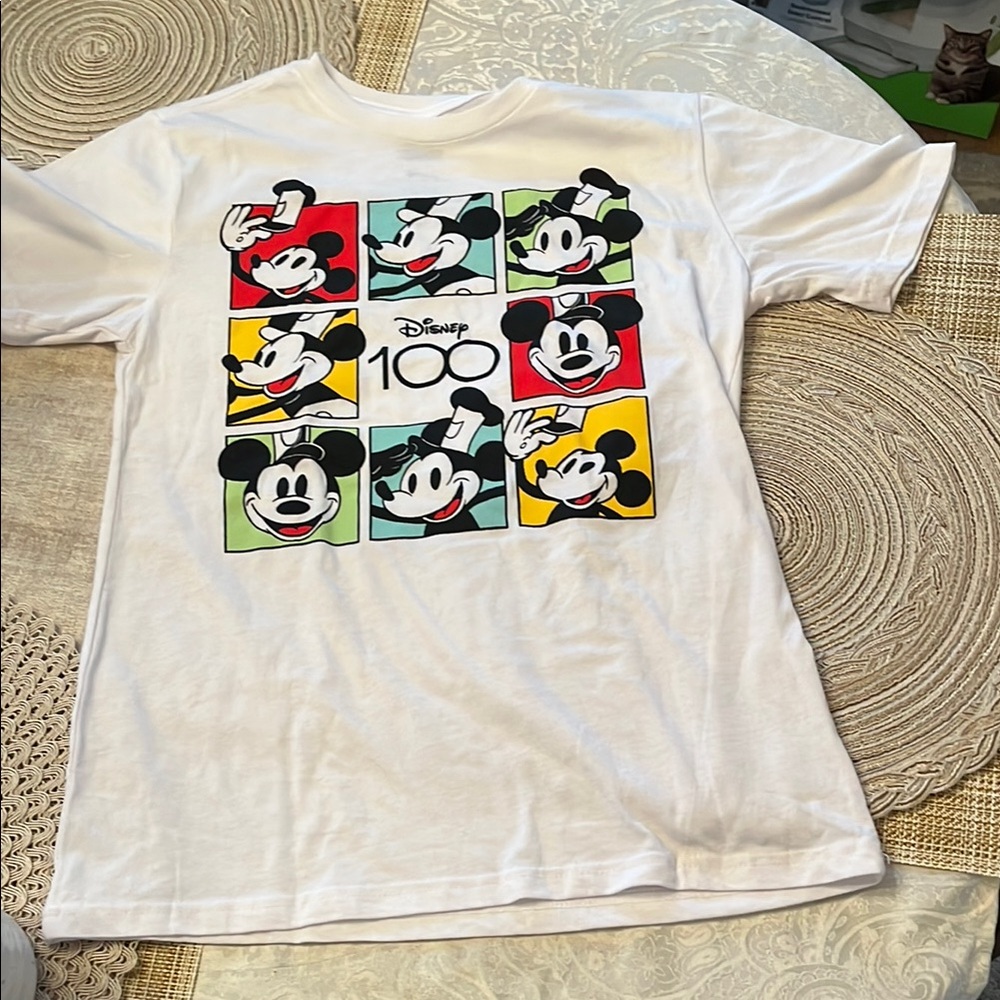Disney White and Red Mickey Mouse Pop Art Tee kid Size XL in EUC